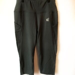 JED North Charcoal Gray Size Medium Capri Legging With Pockets